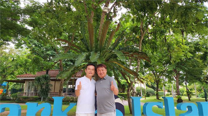 유기택회장(왼쪽)과 이달휴대표(오른쪽) /분양7번가 이미지제공