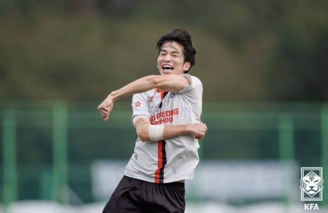 신평고 정마호가 27일 열린 경기화성시U18과의 고등 왕중왕전 4강전에서 골을 넣은 뒤 기뻐하고 있다.