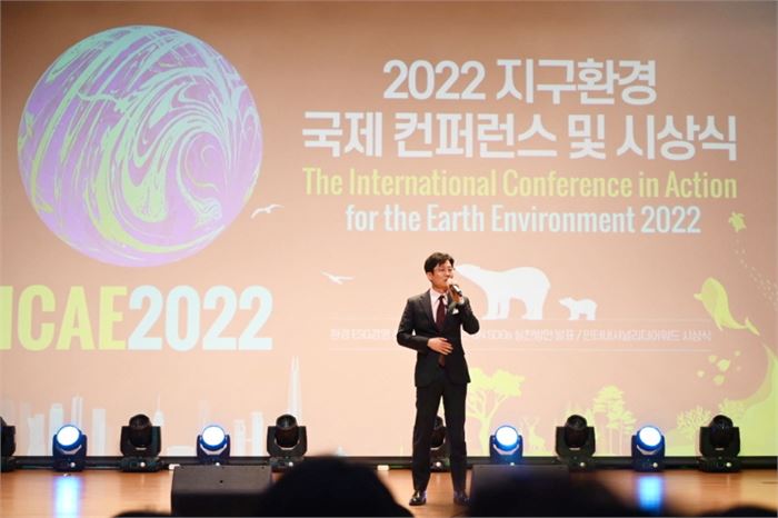 (사)SNS기자연합회 김용두 회장이 2022년 12월 19일 국회의원회관 대회의실에서 개최한 'ICAE2022 지구환경 국제컨퍼런스 및 시상식' 에서 기조연설을 하고 있다. (제공: SNS기자연합회) 