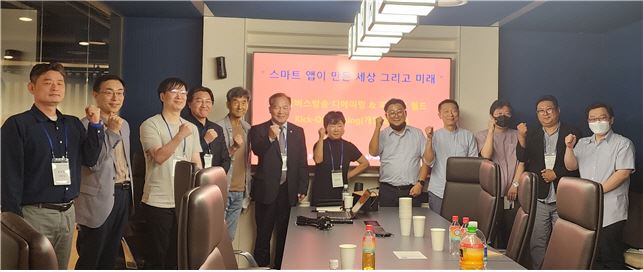 한국버스방송의 디〮에이밍은 옥외 온라인 위치기반 양방향 AI 스마트 앱 ‘BEE TV’ 개발 착수 보고회를 지난 15일 개최했다.