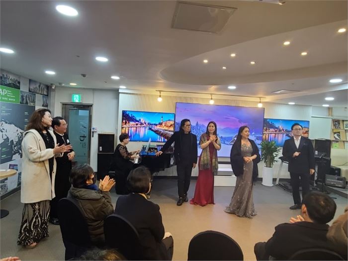 살롱 콘서트 무대에서 함께 뛰는 성악가들  