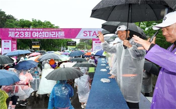 2023년 여성마라톤 대회 현장(출발행사 참여한 오세훈 서울시장)
