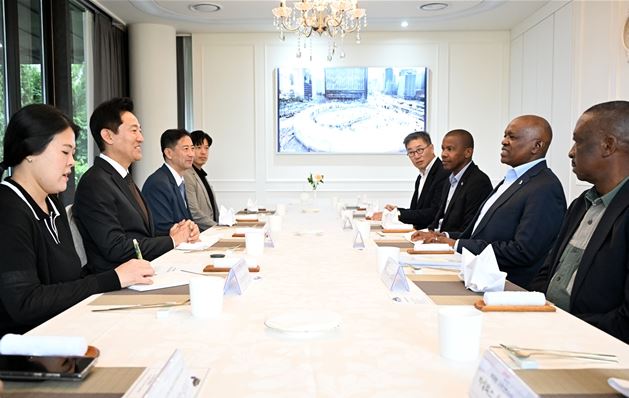 오세훈 서울시장이 6월 6일(목) 오전 서울파트너스하우스에서 모퀘에치 에릭 께아베쯔웨 마시시 보츠와나 대통령과 면담하고 있다.