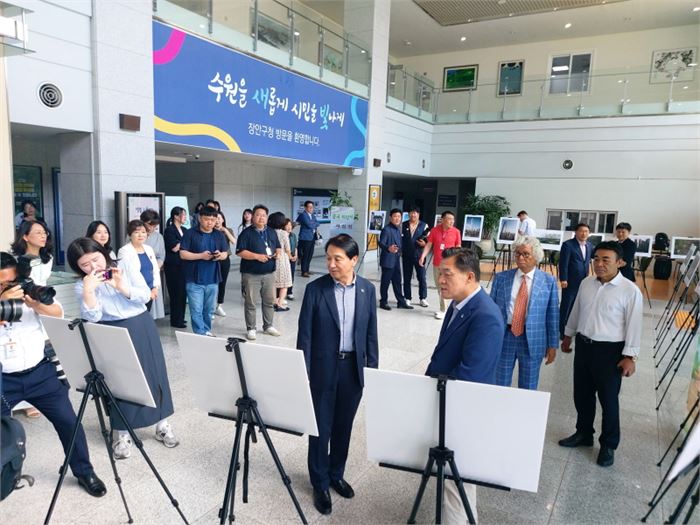 중국 지난시(산동성)가 수원시 장안구청 1층 로비에서 ‘중국 지난시 사진전’을 오늘(12일)부터 14일까지 열고 본격적인 수원시와의 문화교류 증진에 한발 다가섰다.(사진 신화통신)