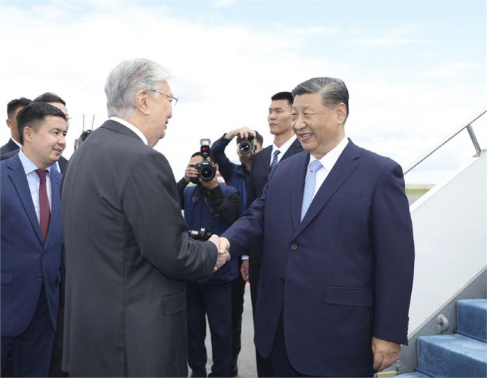  현지시간 2일 오후 시진핑(習近平) 중국 국가주석이 상하이협력기구(SCO) 회원국 정상 이사회 제24차 회의 참석과 카자흐스탄 국빈 방문을 위해 아스타나에 도착했다. 시 주석이 탑승한 전용기가 아스타나의 누르술탄 나자르바예프 국제공항에 도착하자 카심-조마르트 토카예프 카자흐스탄 대통령이 고위 관리들을 이끌고 시 주석을 열렬히 환영했다. (사진/신화통신)