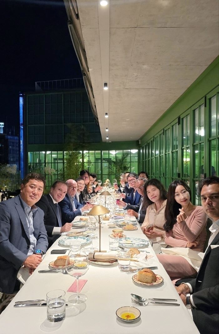 사진제공:KOFA -  GUCCI Style CEO Wine & Dine terrace 행사에 참여한 GCEO 내.외국인 대표이사들이 단체사진을 촬영하고있다.