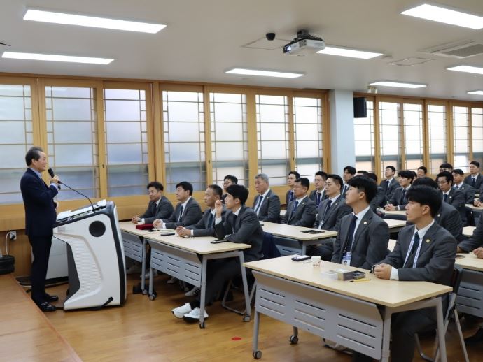 전갑길 국기원 이사장이 개강식이 끝난 뒤 파견사범들을 대상으로 특강을 실시했다. 