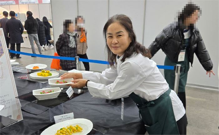 <대한민국국제요리&제과경연대회 출품 요리를 준비중인 담소원 최미자 대표